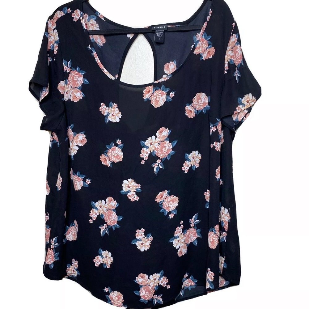 Torrid Plus Size 2 Black Floral Blouse Big Key Hole Back